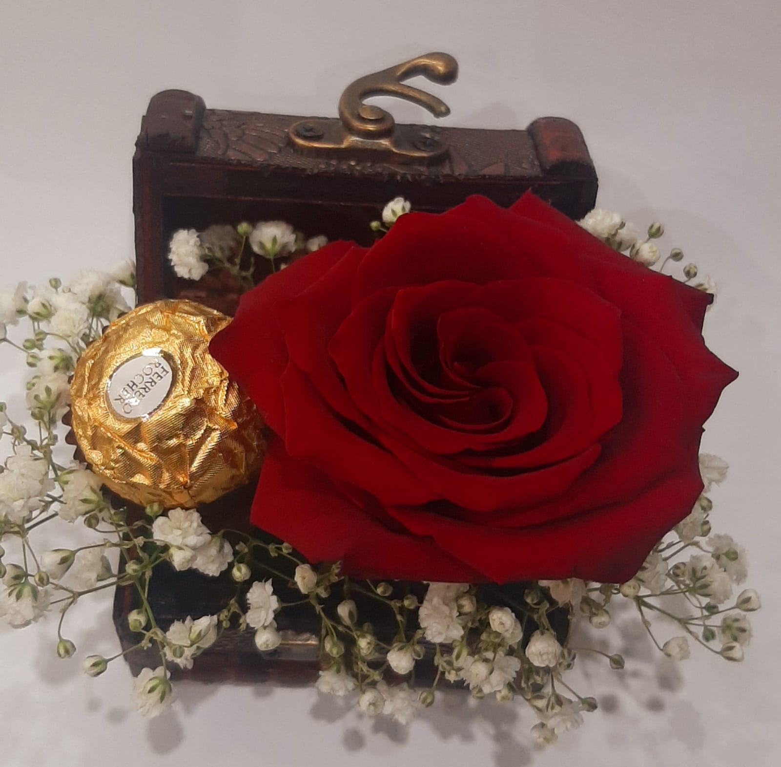 Envio y venta de flores ,rosas, plantas,arreglos florales ,regalos y desayunos a domicilio con delivery gratis en la Ciudad Autonoma de Buenos Aires y con costo de env�o en localidades del Gran Buenos Aires asi como delivery de flores y plantas a trav�s de florerias asociadas en todas las provincias de la Argentina, Buenos Aires, la Pampa, Tucuman, La Rioja, R�o Negro, Entre Rios, Corrientes, Misiones, Neuquen, Chubut, Tierra del Fuego, Santa Cruz, San Luis, Mendoza, Cordoba, Jujuy, Formosa, Santiago del Estero, Salta, Chaco, Catamarca ,San Juan, y ademas realizamos el delivery de flores ,coronas,palmas , plantas y regalos a todas las ciudades de Argentina, Mar del Plata, C�rdoba, Buenos Aires, con cargo en Santa Rosa, La Plata, Bella Vista, Neuquen, Pilar, Paran�, Posadas, Resistencia, Cipolleti y mas de 300 ciudades y localidades en todo el territorio de nuestro pa�s, asi como tambien tenemos la posibilidad de enviar flores a casi todo el mundo en cuestion de horas